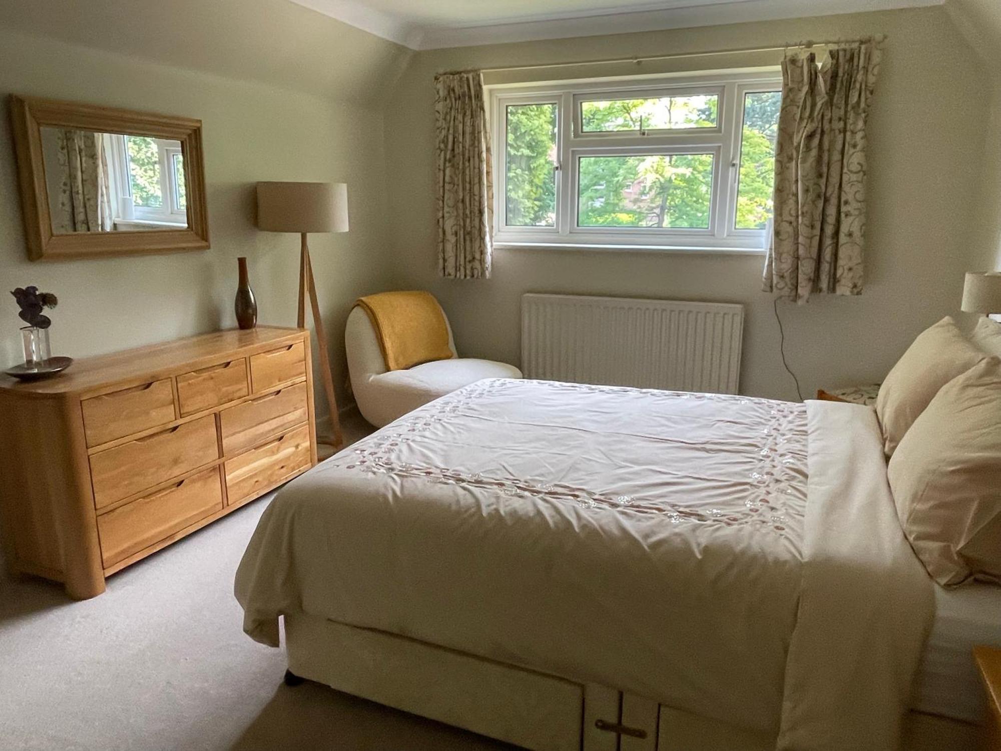 Charming Bournemouth House With Beautiful Spacious Gardens, 5 Min Drive To Beaches, Free Parking For 2-3 Cars Buitenkant foto