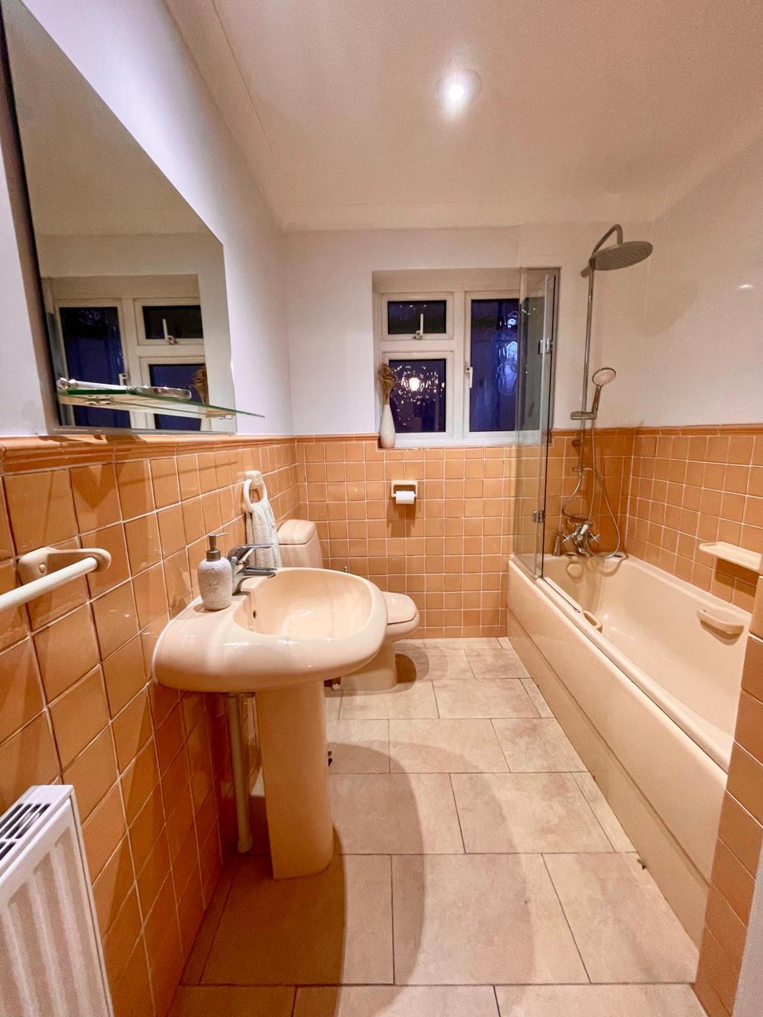 Charming Bournemouth House With Beautiful Spacious Gardens, 5 Min Drive To Beaches, Free Parking For 2-3 Cars Buitenkant foto