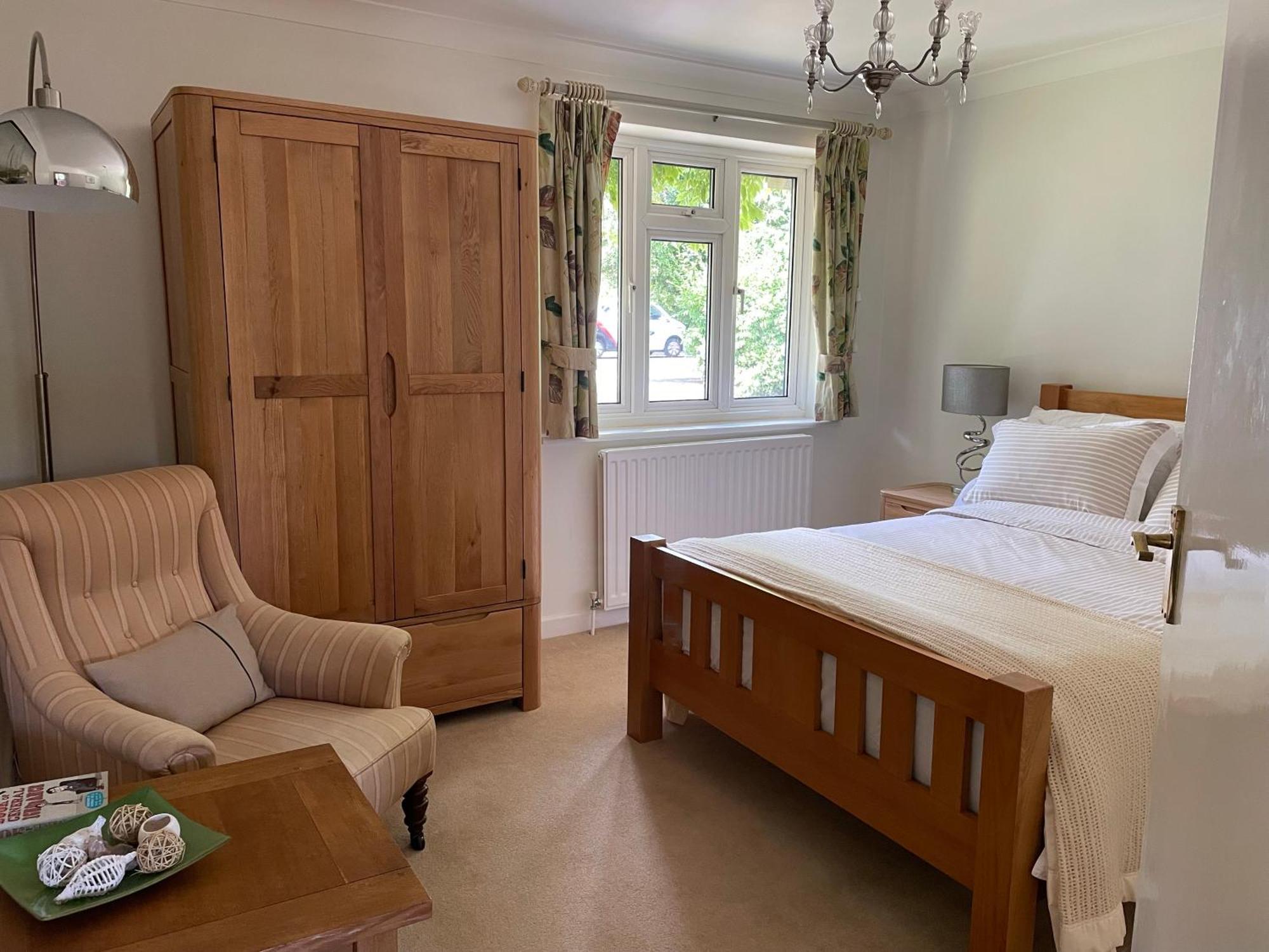 Charming Bournemouth House With Beautiful Spacious Gardens, 5 Min Drive To Beaches, Free Parking For 2-3 Cars Buitenkant foto