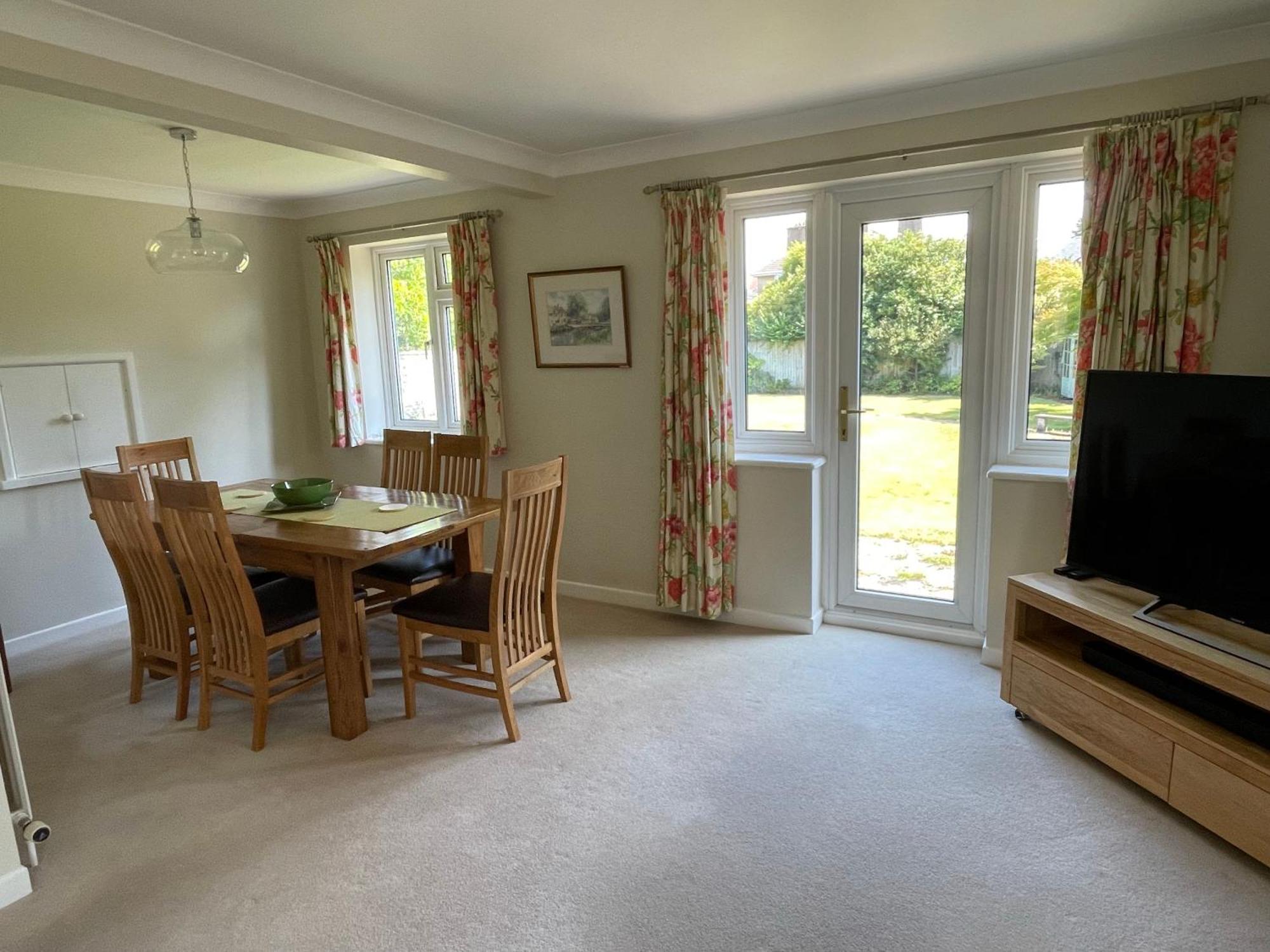 Charming Bournemouth House With Beautiful Spacious Gardens, 5 Min Drive To Beaches, Free Parking For 2-3 Cars Buitenkant foto